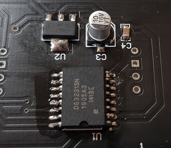 Spannungsregulator, RTC-Chip und Kondensatoren