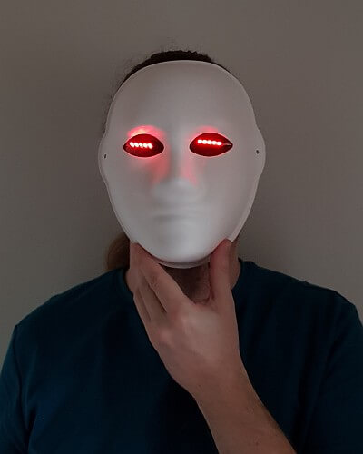 Halloween-LED-Augen auf einer einfachen Maske