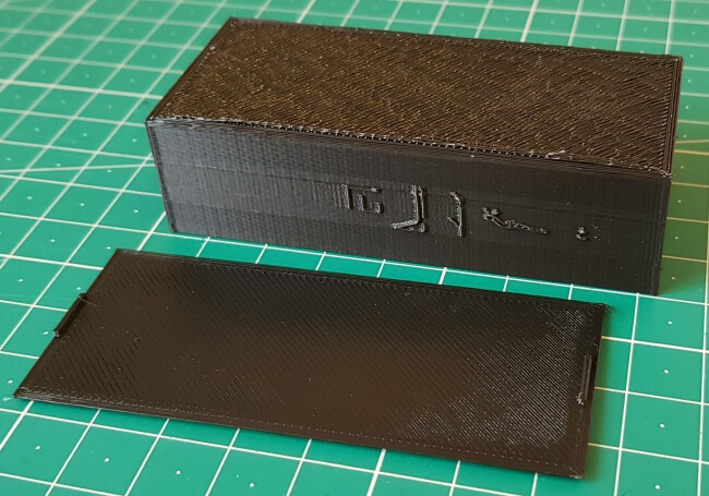 Ausgedruckte Basis mit schwarzem PLA-Filament