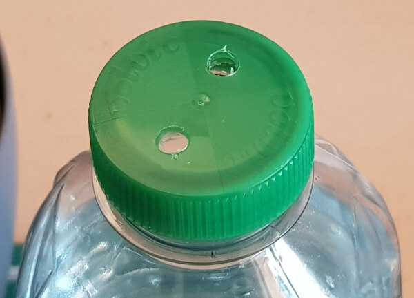 Leere Kunststoff-Flasche als Wasservorrat