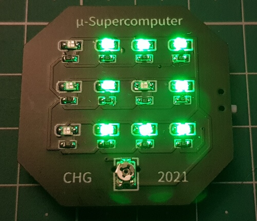 Fertiger µ-Supercomputer mit blinkenden, grünen LEDs