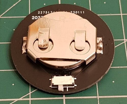 Rückseite eines Ansteckers mit Knopfbatterie CR2032