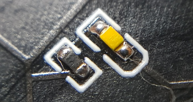 Detailansicht des Ansteckers mit einer weißen LED (SMD 0402)