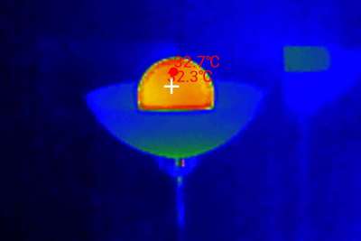 Wärmebild: Abstrahlungswärme eines Deckenfluters mit LED-Birne